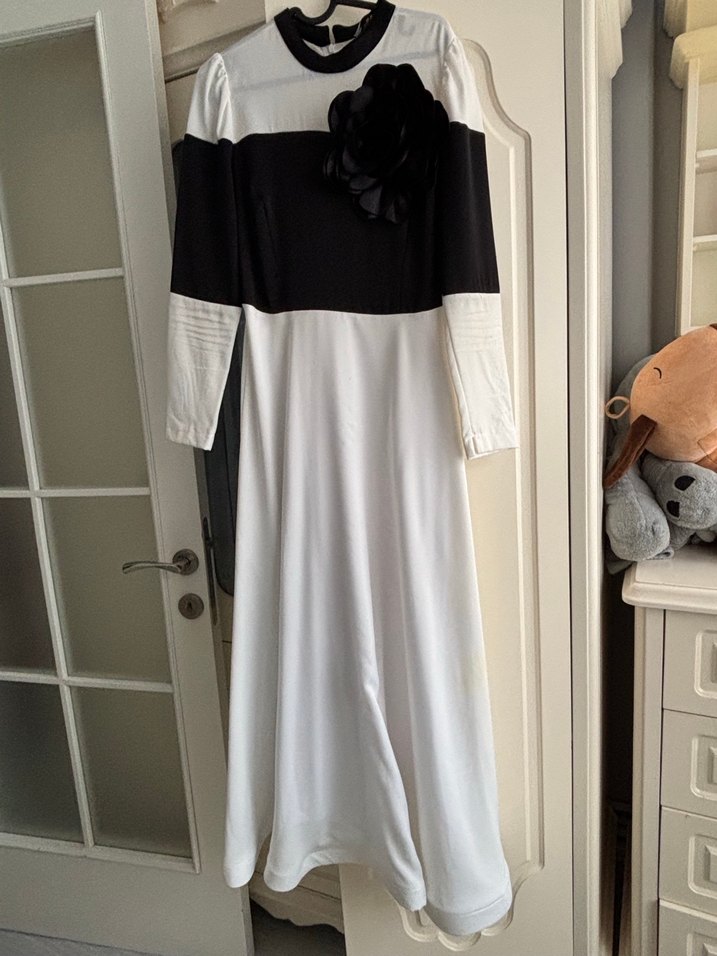 Uzun Kollu Siyah Beyaz Fırfırlı Elbise - Görsel 3