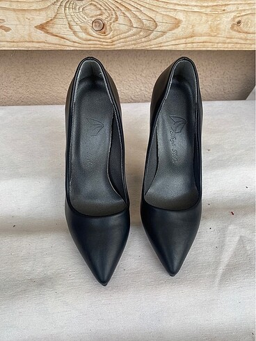 Kadın siyah stiletto