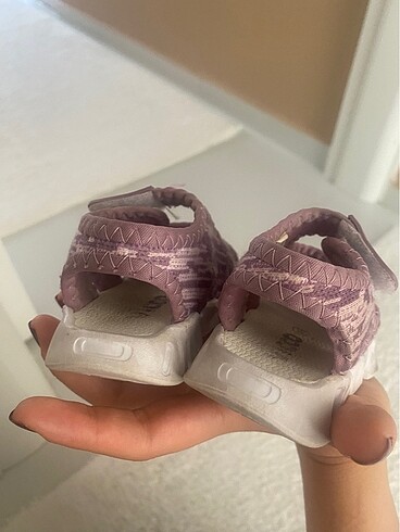 19 Beden mor Renk Cırtlı sandalet