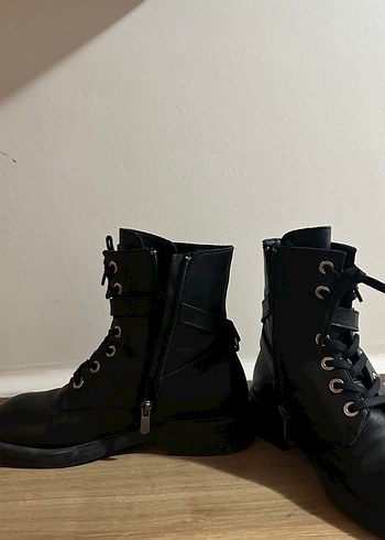 37 Beden Elle Siyah Deri Tokalı Punk Botlar