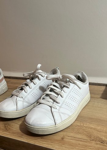 Beyaz Minimalist Kadın Spor Ayakkabı