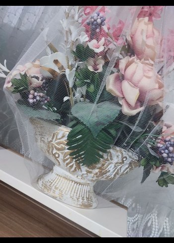seramik vazoda yapay dekoratif cicek