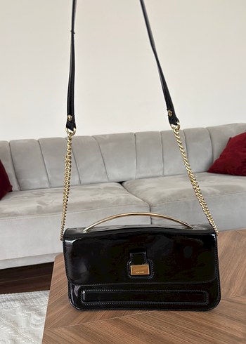 Nine West Zincir Detaylı Siyah Parlak Deri Çanta
