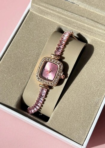 Pembe taşlı saat