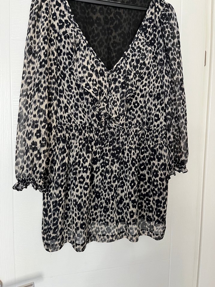Leopar Desenli V Yakalı  Kadın Bluz - Görsel 3