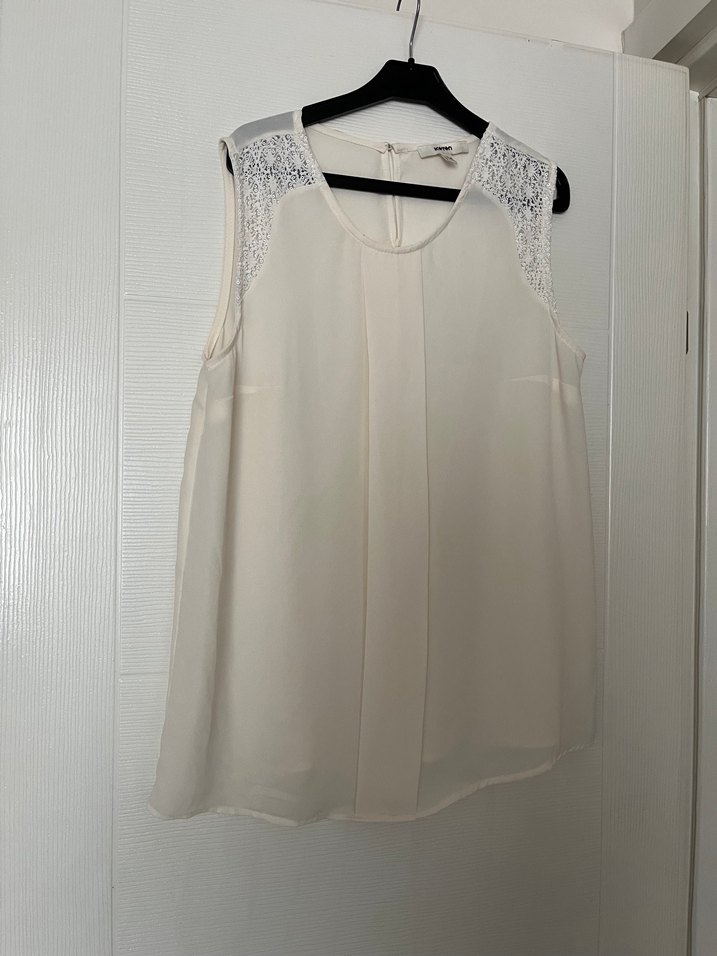 Dantel Detaylı Beyaz Kolsuz Bluz - Görsel 3