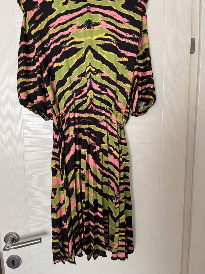 Pileli elbise - Görsel 3