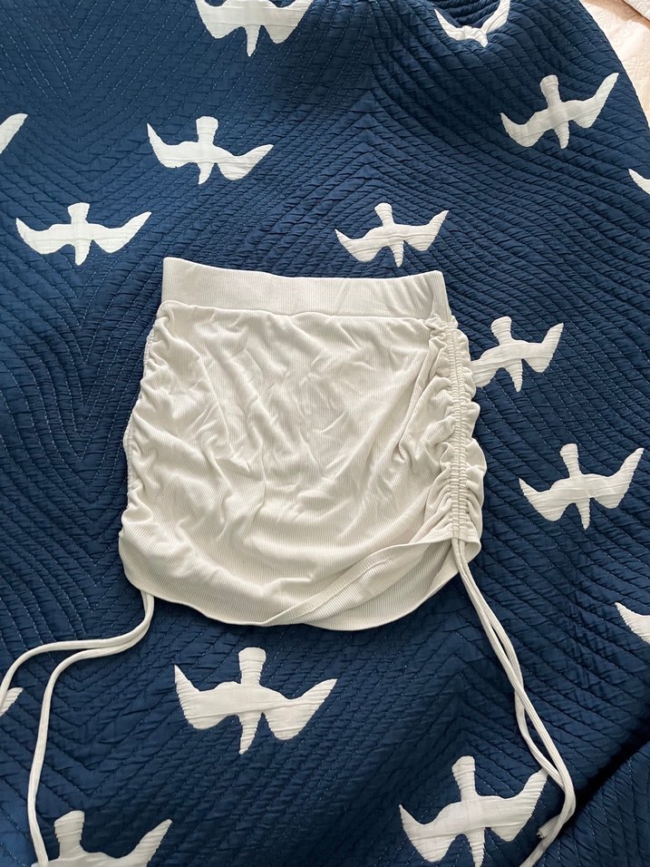 Beyaz büzgülü mini etek - Görsel 2