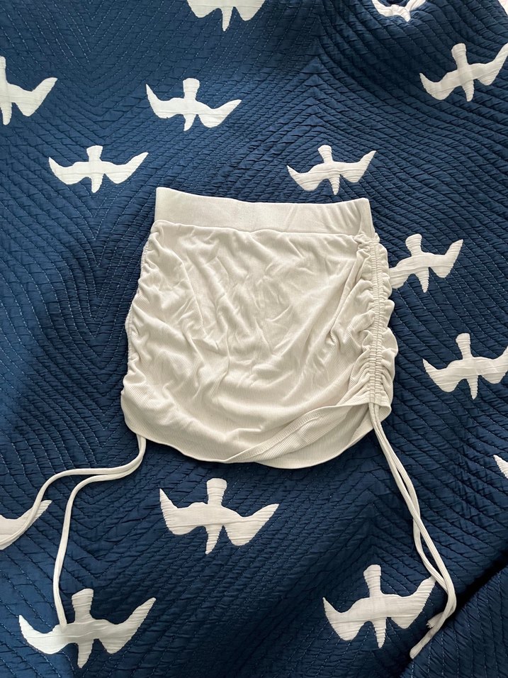 Beyaz büzgülü mini etek - Görsel 3