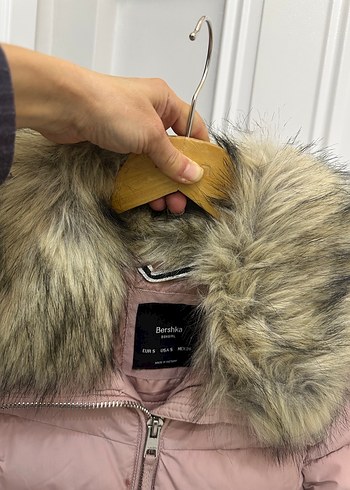 BershkaKürklü Bej Mini Kadın Kışlık Mont - Görsel 8