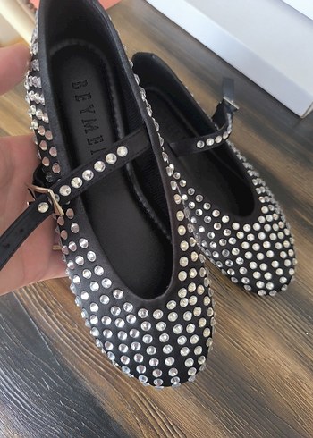 Beyaz taşlı siyah ayakkabı - Görsel 2