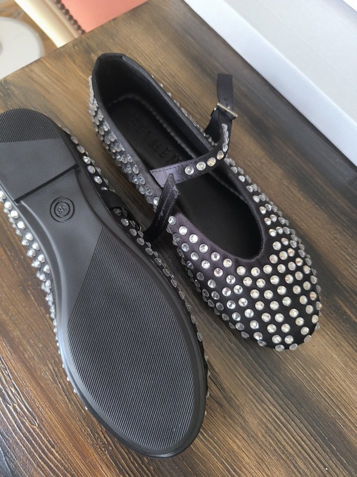 Beyaz taşlı siyah ayakkabı - Görsel 3