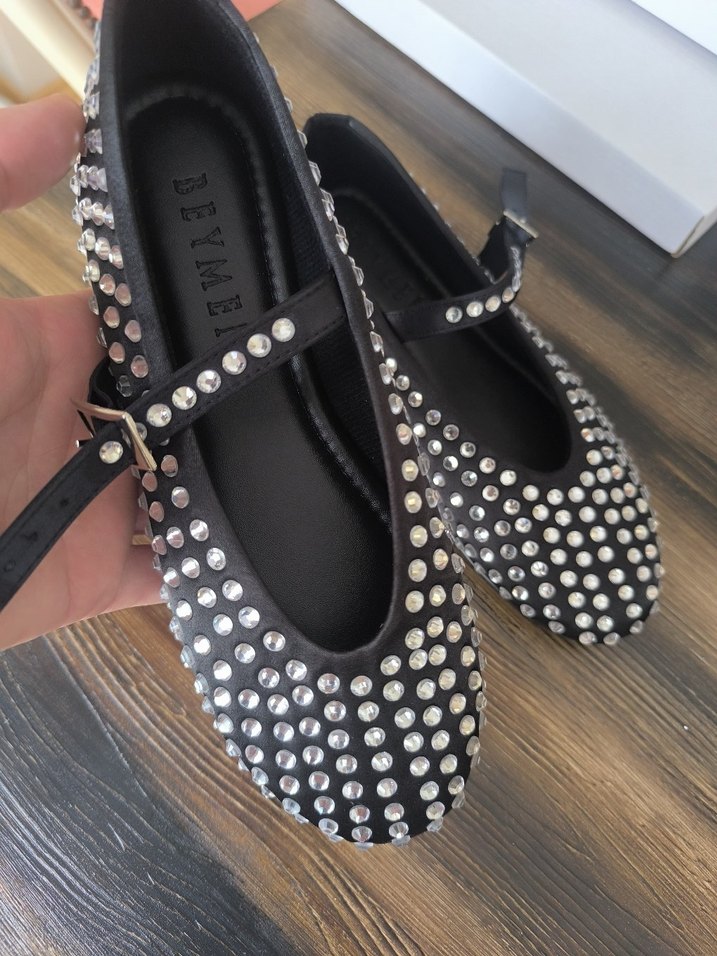 Beyaz taşlı siyah ayakkabı - Görsel 2