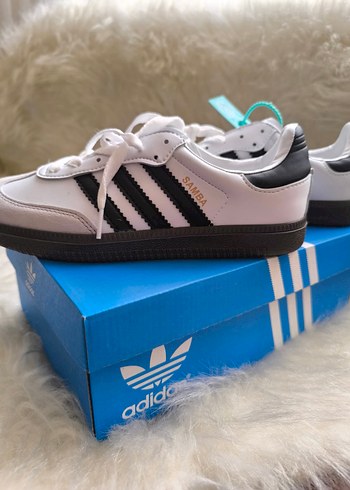 Beyaz Adidas Kadın ve Converse - Görsel 2