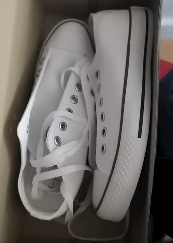 Beyaz Adidas Kadın ve Converse - Görsel 3