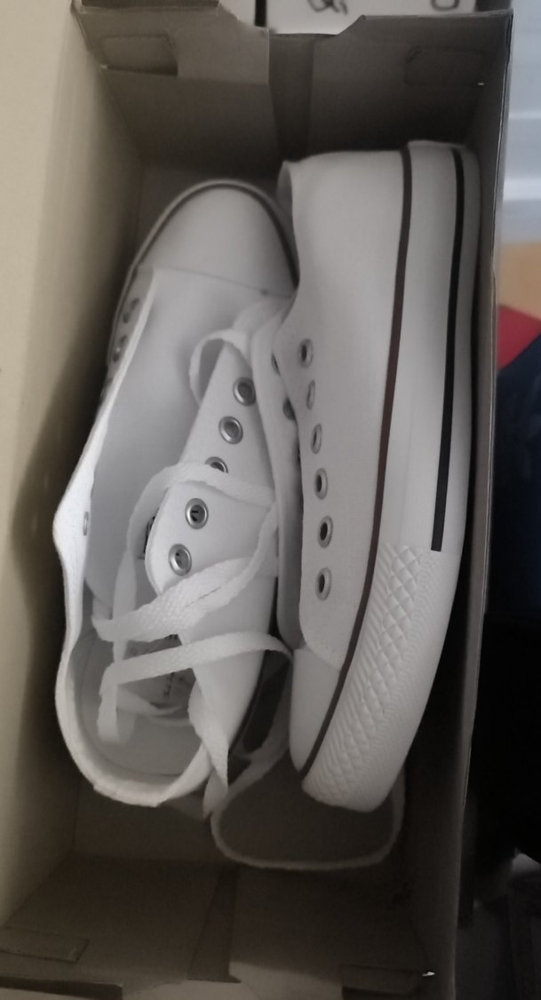 Beyaz Adidas Kadın ve Converse - Görsel 3