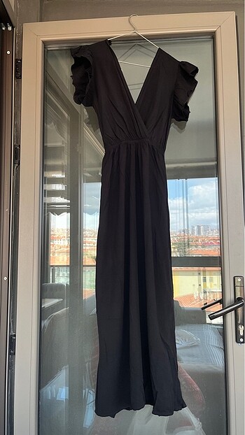 Yanları yırtmaçlı siyah elbise