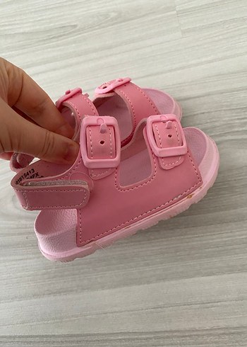 22 Beden Kız Çocuk Pembe Tokalı Sandalet