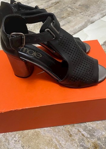 Kadın Siyah Desenli Tokalı Blok Topuklu Sandalet - Görsel 2