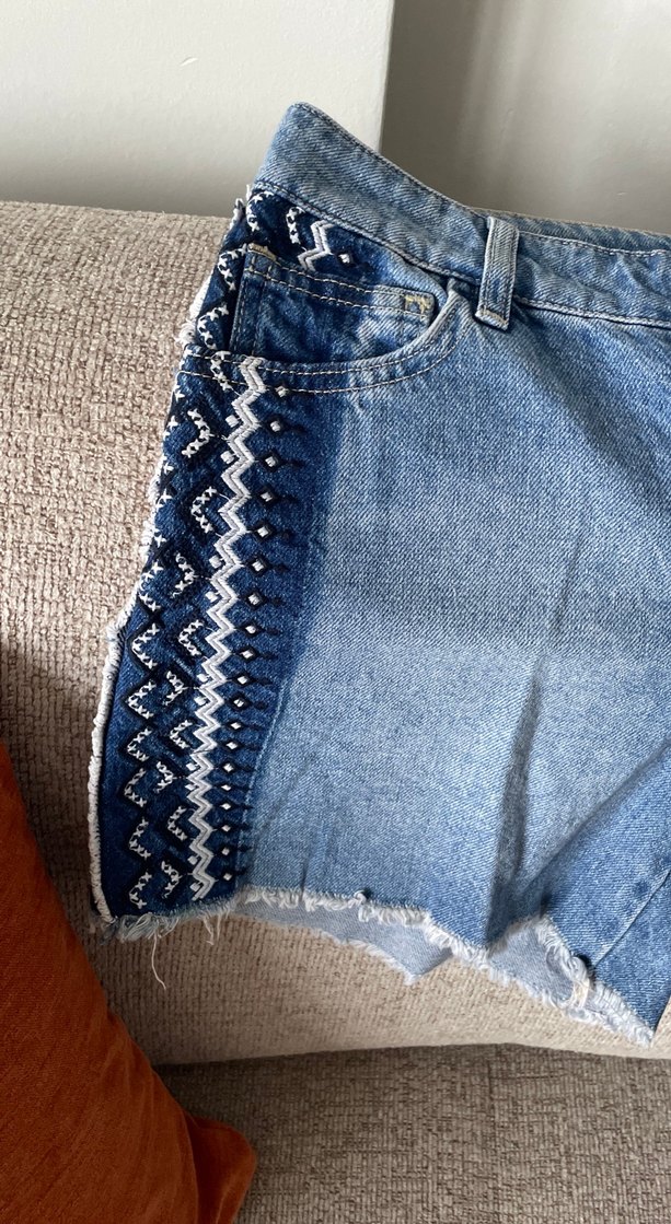 Nakışlı ve Boncuklu Bohem Kadın Kot Şort - Görsel 2