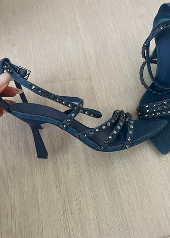 Stradivarius Koyu Mavi Yılan Desenli Denim Topuklu Ayakkabı
