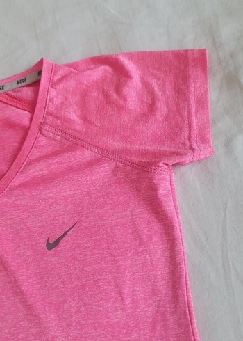 Nike Nike Pembe V Yaka Kısa Kollu Tişört