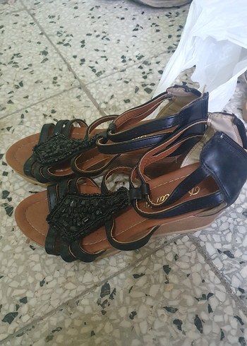 Siyah Yılan Desenli Dolgu Topuklu Kadın Sandalet