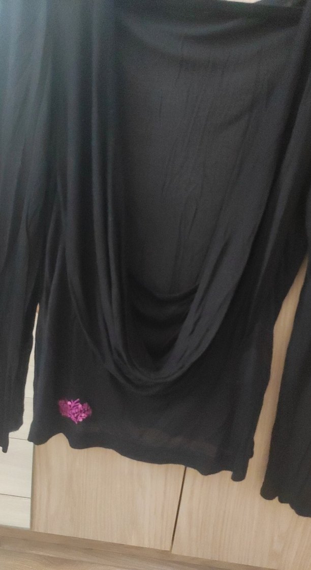 Siyah Dökümlü Uzun Kollu Kadın Bluz - Görsel 3