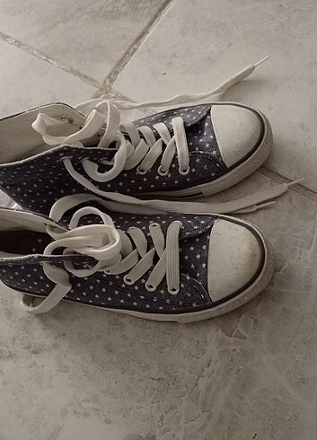 Yeni etiketli kız Converse