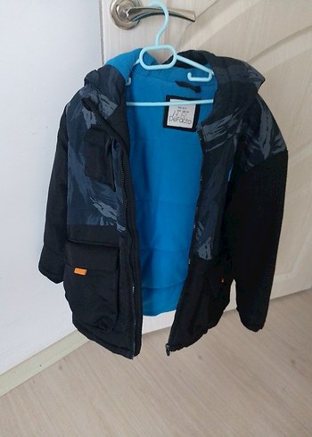 Erkek Çocuk Mavi Baskılı Kapüşonlu Mont - Görsel 2