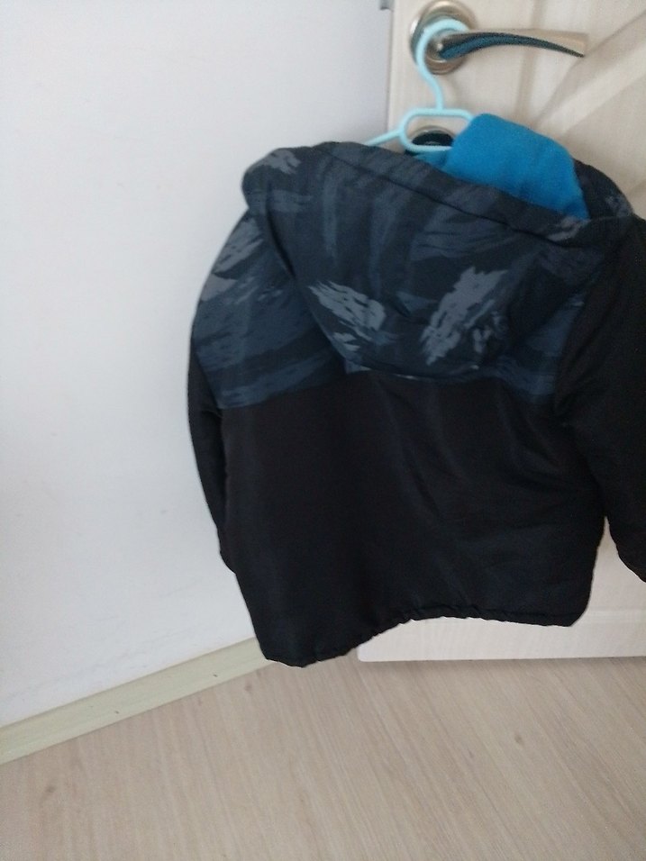 Erkek Çocuk Mavi Baskılı Kapüşonlu Mont - Görsel 3