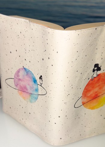 Kitap kılıfı 
Turuncu Yıldızlı Gezegenli kitap kılıfı