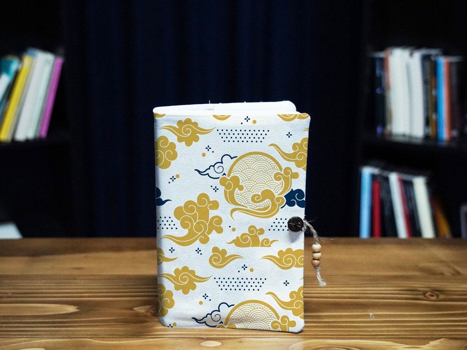 Kitap kılıfı 
Beyaz ve Sarı Desenli kitap kılıfı - Görsel 5