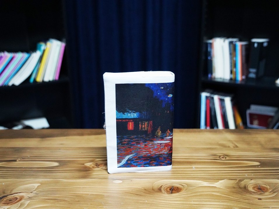 Kitap kılıfı 
Renkli Baskılı Beyaz Kitap kılıfı - Görsel 4