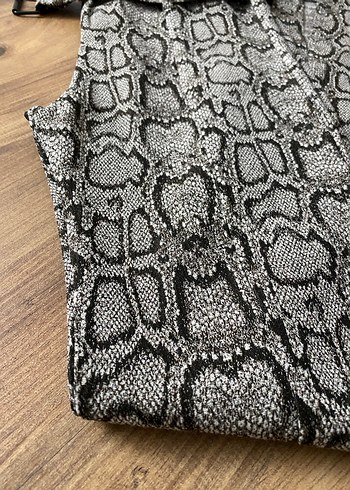 m Beden Zara yılan desenli pantolon zara kemerli pantolon zara desenli