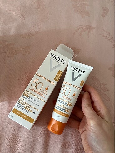 Vichy renkli güneş kremi