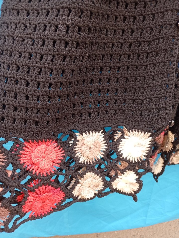 Siyah, Renkli Motif Detaylı El Örgüsü Bohem Yelek - Görsel 3