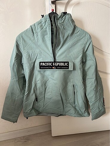Pull and Bear kanguru mont Pasific Republic