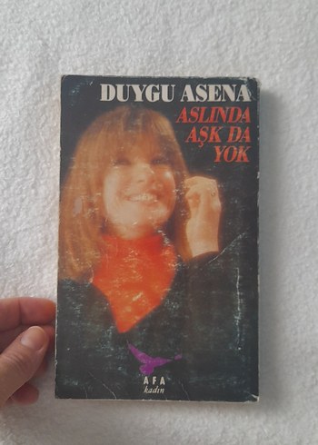  Beden Duygu Asena - Aslında Aşk Da Yok