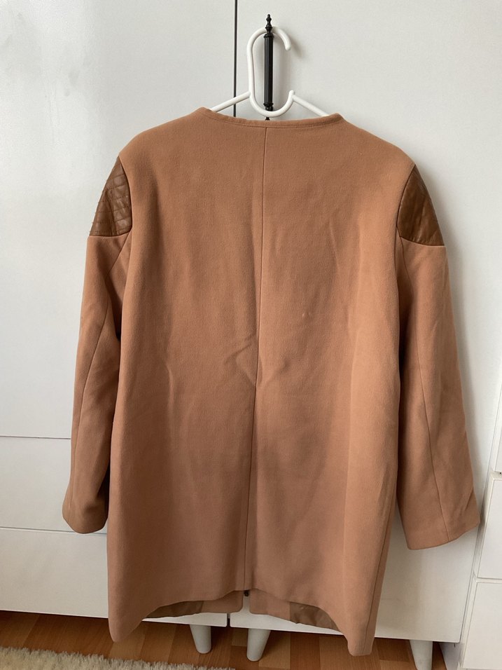 Deri Detaylı Camel Renk Kaban - Görsel 4