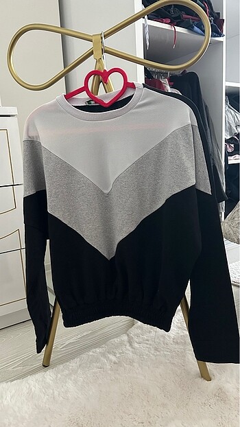 Sweatshirt