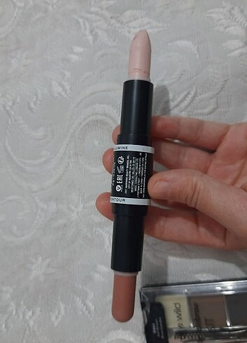 Wet n wild Kaş kiti ve Contour stick