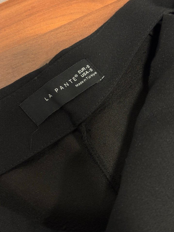 Siyah Şort Etek - Görsel 3