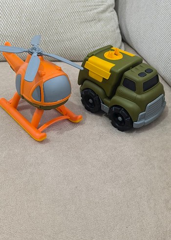 Renkli Oyuncak Helikopter ve Haki Kamyon