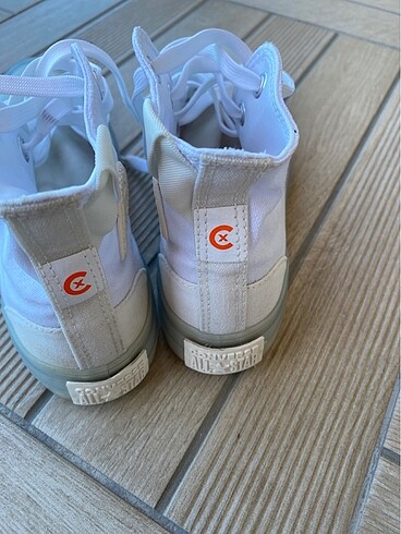 35,5 Beden beyaz Renk Converse spor ayakkabı orijinaldir.