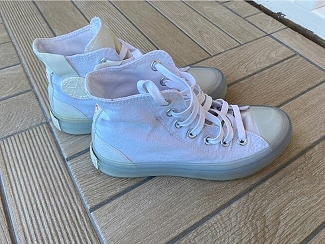 Converse spor ayakkabı orijinaldir.