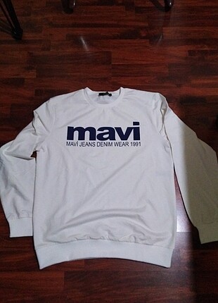 BEYAZ RENK MAVİ MARKA SWEATSHİRT 
