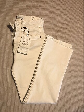 Etiketi üzerinde beyaz kısa paça zara pantalon
