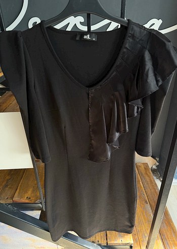 adL Siyah V Yaka Fırfırlı Midi Elbise xs beden - Görsel 5