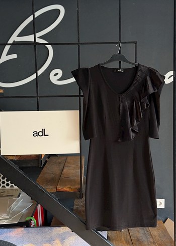 adL Siyah V Yaka Fırfırlı Midi Elbise xs beden - Görsel 2